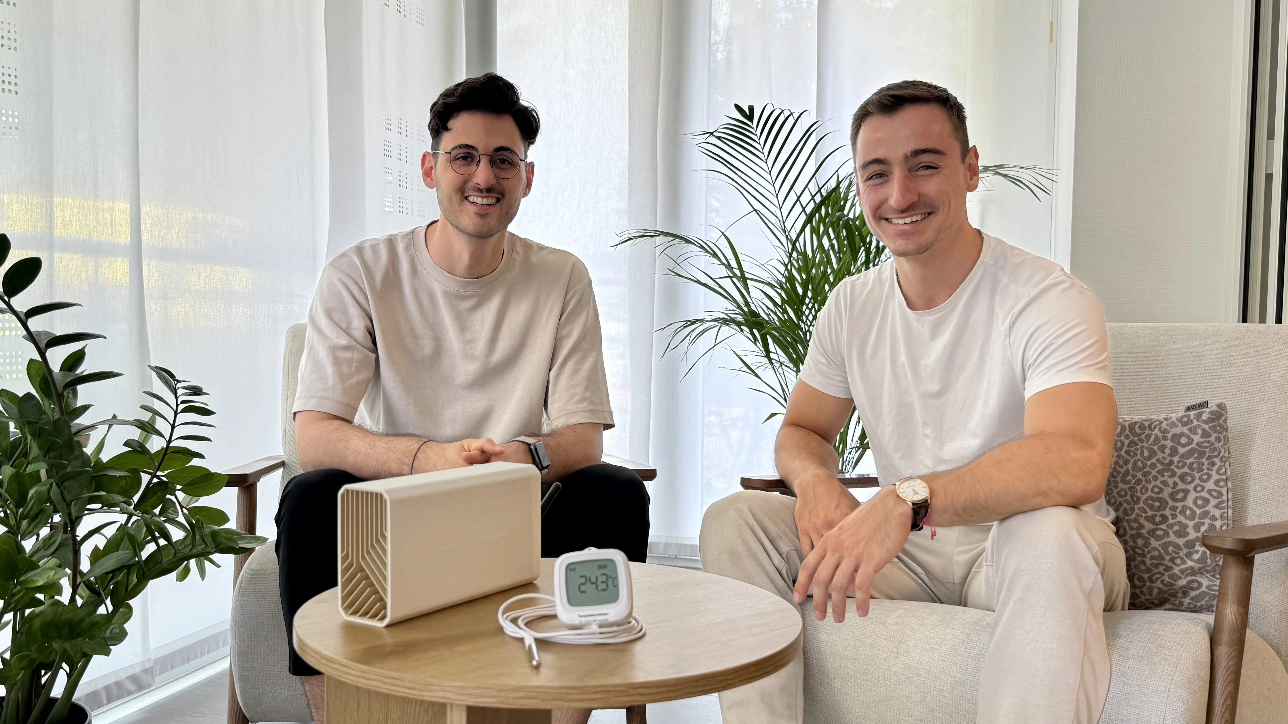Rei Sadiku und Simon Schweizer mit der INTUENS Box und einem Temperatursensor